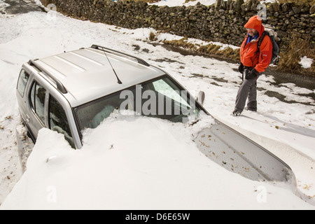 Les amoncellements de neige massive sur le côté de la route au-dessus de la Puce Ambleside dans le Lake District, Banque D'Images