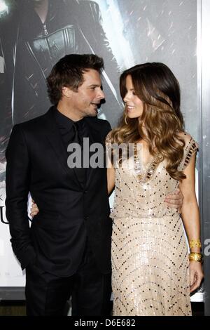 L'actrice britannique Kate Beckinsale et son mari, Len Wiseman Directeur nous assister à la première du film "Underworld : Awakening" au Grauman's Chinese Theatre de Los Angeles, USA, 19 janvier 2012. Photo : Hubert Boesl Banque D'Images