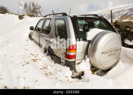 Les amoncellements de neige massive sur le côté de la route au-dessus de la Puce Ambleside dans le Lake District, Banque D'Images