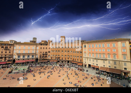 Belle vue aérienne de la Piazza del Campo de Sienne, au cours d'une tempête. Banque D'Images