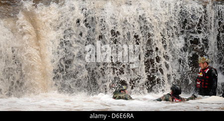 US Air Force pararescuemen mener la formation sauvetage en eau le 10 avril 2013 près de la base aérienne Davis-Monthan Air Force Base, AZ. , Banque D'Images