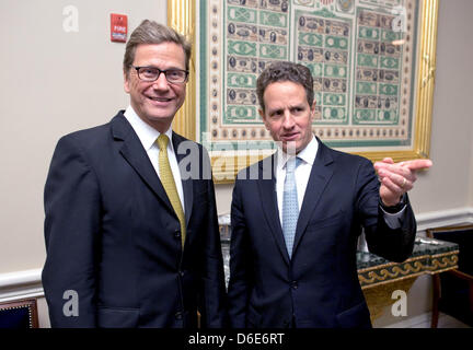 Le ministre des Affaires étrangères allemand Guido Westerwelle rencontre le secrétaire américain au Trésor Timothy Geithner à Washington, DC, USA, 20 janvier 2012. Westerwelle rencontrera le secrétaire d'État Clinton entre autres aux Etats-Unis. Photo : THOMAS IMO Banque D'Images