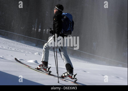 Un skieur de l'arrière-pays le long du ciel sur la montagne Ochsenkopf décent dans les montagnes en Fichtlgebirge Bischofsgruen, Allemagne, 16 janvier 2012. L'utilisation de canons à neige et des températures juste en dessous de zéro ont créé des conditions de ski idéales. Photo : David Ebener Banque D'Images