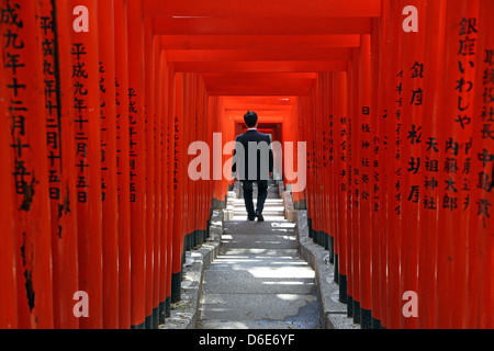 Portes Torii rouge et les étapes de l'entrée du Sanctuaire Shinto Hie-Jinja à Tokyo, Japon Banque D'Images