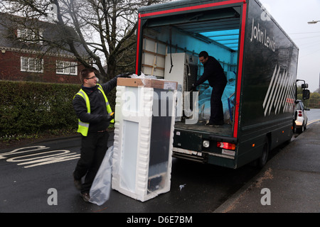 John Lewis Offrir un congélateur congélateur Déballage homme par camion en Angleterre Banque D'Images