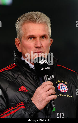 Bayern Munich's head coach Jupp Heynckes donne une interview avant le match de football de la Bundesliga entre Borussia Moenchengladbach et le Bayern de Munich à Moenchengladbach, Allemagne, 20 janvier 2012. Photo : Revierfoto Banque D'Images