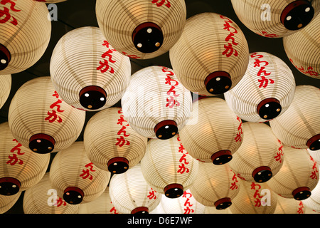 Scène de rue de nuit de lanternes de papier japonais à Shinjuku, Tokyo, Japon Banque D'Images