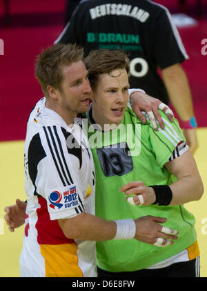 Le Sven-Soeren Christophersen (R) célèbre son 21-21 but avec coéquipier Oliver Roggisch pendant le match de championnat de handball européen entre la Serbie et l'Allemagne à Belgrade, Serbie, 21 janvier 2012. Photo : Jens Wolf Banque D'Images