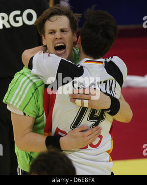 Le Sven-Soeren Christophersen (L) célèbre son 21-21 but avec coéquipier Patrick Groetzki pendant le match de championnat de handball entre la Serbie et l'Allemagne à Belgrade, Serbie, 21 janvier 2012. Photo : Jens Wolf Banque D'Images