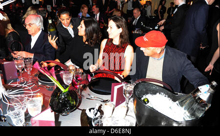 L'autorité principale de la Formule Un Bernie Ecclestone, magnat des affaires et (L), son partenaire Fabiana Flosi, ancien pilote autrichien Niki Lauda (R) et son épouse Birgit (2-R) s'asseoir à la table au Kitz Race Party, un événement qui a lieu traditionnellement après la légendaire course de ski alpin descente du Hahnenkamm, à Kitzbuehel, Autriche, 21 janvier 2012. La partie est une réunion po Banque D'Images