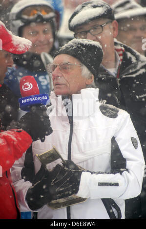 L'autorité principale de la Formule Un Bernie Ecclestone, magnat des affaires et assiste à la course du Hahnenkamm de Kitzbühel, Autriche, 21 janvier 2012. La légendaire course de ski alpin descente est également un événement pour rencontrer et saluer les gens populaires. Photo : Felix Hoerhager Banque D'Images