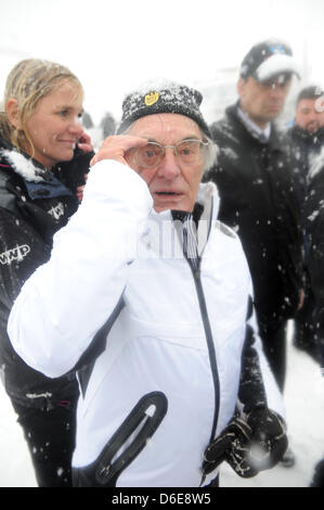 L'autorité principale de la Formule Un Bernie Ecclestone, magnat des affaires et assiste à la course du Hahnenkamm de Kitzbühel, Autriche, 21 janvier 2012. La légendaire course de ski alpin descente est également un événement pour rencontrer et saluer les gens populaires. Photo : Felix Hoerhager Banque D'Images