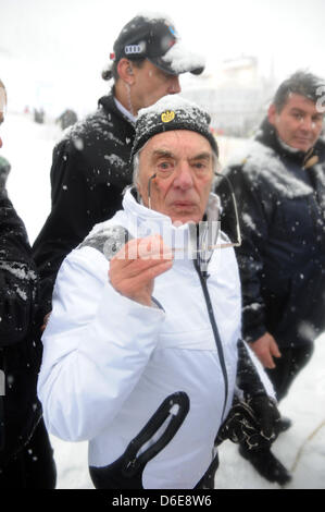 L'autorité principale de la Formule Un Bernie Ecclestone, magnat des affaires et assiste à la course du Hahnenkamm de Kitzbühel, Autriche, 21 janvier 2012. La légendaire course de ski alpin descente est également un événement pour rencontrer et saluer les gens populaires. Photo : Felix Hoerhager Banque D'Images