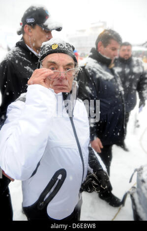 L'autorité principale de la Formule Un Bernie Ecclestone, magnat des affaires et assiste à la course du Hahnenkamm de Kitzbühel, Autriche, 21 janvier 2012. La légendaire course de ski alpin descente est également un événement pour rencontrer et saluer les gens populaires. Photo : Felix Hoerhager Banque D'Images