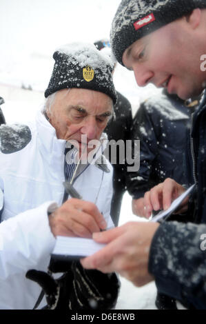 L'autorité principale de la Formule Un Bernie Ecclestone, magnat des affaires et assiste à la course du Hahnenkamm et signe des autographes pour les fans de Kitzbuehel, Autriche, 21 janvier 2012. La légendaire course de ski alpin descente est également un événement pour rencontrer et saluer les gens populaires. Photo : Felix Hoerhager Banque D'Images