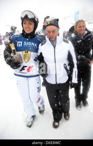 L'autorité principale de la Formule Un Bernie Ecclestone, magnat des affaires et et son partenaire Fabiana Flos assister à la course du Hahnenkamm de Kitzbühel, Autriche, 21 janvier 2012. La légendaire course de ski alpin descente est également un événement pour rencontrer et saluer les gens populaires. Photo : Felix Hoerhager Banque D'Images