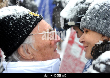 L'autorité principale de la Formule Un Bernie Ecclestone, magnat des affaires et assiste à la course du Hahnenkamm et parle à une femme à Kitzbuehel, Autriche, 21 janvier 2012. La légendaire course de ski alpin descente est également un événement pour rencontrer et saluer les gens populaires. Photo : Felix Hoerhager Banque D'Images