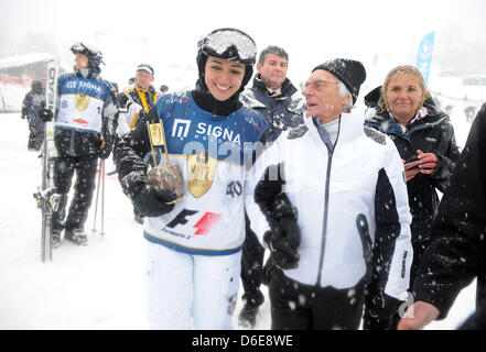 L'autorité principale de la Formule Un Bernie Ecclestone, magnat des affaires et et son partenaire Fabiana Flos assister à la course du Hahnenkamm de Kitzbühel, Autriche, 21 janvier 2012. La légendaire course de ski alpin descente est également un événement pour rencontrer et saluer les gens populaires. Photo : Felix Hoerhager Banque D'Images