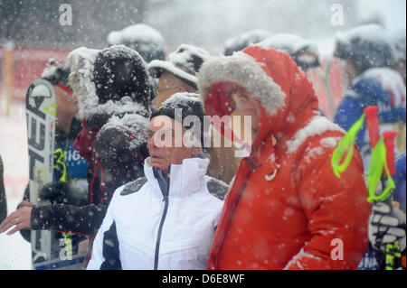 L'autorité principale de la Formule Un Bernie Ecclestone, magnat des affaires et (C) et du légendaire pilote de course Niki Lauda (R) assister à la course du Hahnenkamm de Kitzbühel, Autriche, 21 janvier 2012. La légendaire course de ski alpin descente est également un événement pour rencontrer et saluer les gens populaires. Photo : Felix Hoerhager Banque D'Images