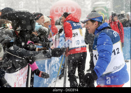 Acteur autrichien Tobias Moretti (R) parle à la presse comme il assiste à la course de descente du Hahnenkamm de Kitzbühel, en Autriche, 21 janvier 2012. Le elegendary course de descente est également devenue un lieu de rencontre de la jet-set. Photo : Felix Hoerhagery Banque D'Images