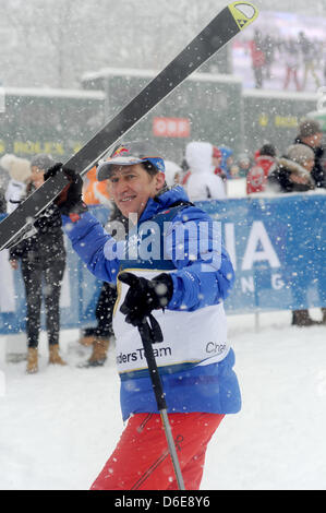 Acteur autrichien Tobias Moretti (R) assiste à la course de descente du Hahnenkamm de Kitzbühel, en Autriche, 21 janvier 2012. Le elegendary course de descente est également devenue un lieu de rencontre de la jet-set. Photo : Felix Hoerhagery Banque D'Images