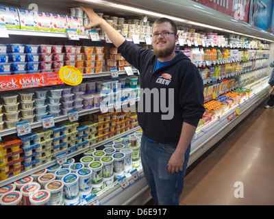 Travailleur dans l'épicerie Trader Joe's Banque D'Images