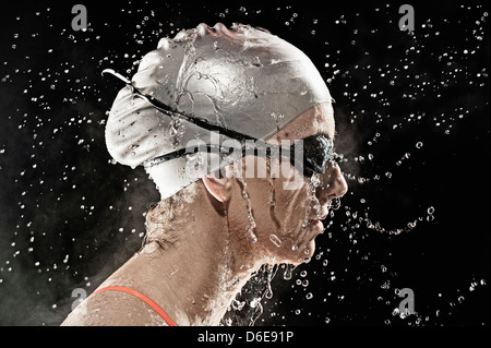 La nageuse de race blanche debout dans la pluie Banque D'Images