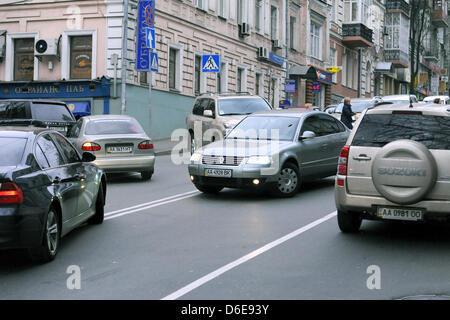 Les voitures et les piétons se déplacent à travers le trafic important étroit dans le centre-ville de Kiev, Ukraine, le 11 novembre 2011. La capitale de l'Ukraine est l'une des villes-sites dans l'Ukraine et la Pologne d'accueillir le championnat d'Europe de football 2012. Stade de Kiev Olmypic accueillera les matchs de ronde préliminaire, un quart match final et le match de l'EURO 2012 de la Fina. Photo : Thomas Eisenhuth Banque D'Images