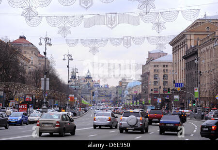 Le trafic important se précipite le long de la rue Khreshchatyk, l'un des rues dans le centre-ville de Kiev, Ukraine, le 11 novembre 2011. La capitale de l'Ukraine est l'une des villes-sites dans l'Ukraine et la Pologne d'accueillir le championnat d'Europe de football 2012. Stade de Kiev Olmypic accueillera les matchs de ronde préliminaire, un quart match final et le dernier match de l'EURO 2012. P Banque D'Images