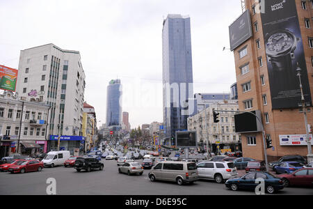 Le trafic important se déplace dans les rues dans le centre-ville de Kiev, Ukraine, le 11 novembre 2011. La capitale de l'Ukraine est l'une des villes-sites dans l'Ukraine et la Pologne d'accueillir le championnat d'Europe de football 2012. Stade de Kiev Olmypic accueillera les matchs de ronde préliminaire, un quart match final et le dernier match de l'EURO 2012. Photo : Thomas Eisenhuth Banque D'Images