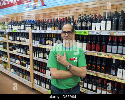 Travailleur dans l'épicerie Trader Joe's Banque D'Images