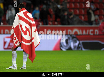 Eric Maxim Choupo-Moting joueur de Mayence porte une couverture autour de son épaule alors qu'il se tient sur le terrain après le match de football de la Bundesliga entre le Bayer Leverkusen et FSV Mainz 05 au stade de football BayArena à Leverkusen, Allemagne, 22 janvier 2012. Leverkusen a remporté le match 3-2. Photo : Federico Gambarini (ATTENTION : EMBARGO SUR LES CONDITIONS ! Le LDF permet la poursuite de l'utilisation des Banque D'Images