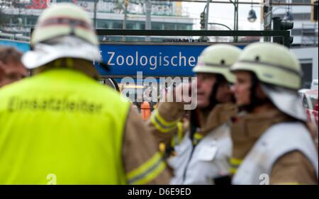 Les pompiers se tenir en face de la station de métro Zoologischer Garten de Berlin, Allemagne, le 23 janvier 2012. La compagnie de transport Berlin activé l'alerte d'urgence en raison d'une forte le développement de fumée dans la station de métro. Photo : SEBASTIAN KAHNERT Banque D'Images