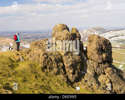 Une femme walker sur Hope Bowdler colline au-dessus de Church Stretton dans le Shropshire, au Royaume-Uni. Banque D'Images