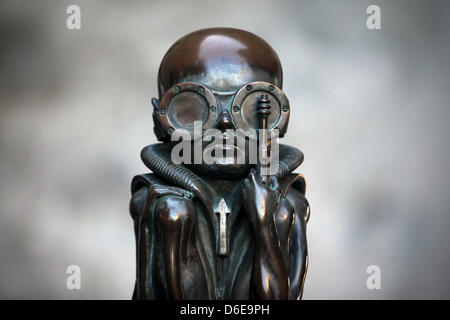 Un détail de la "machine" à la naissance de la sculpture est exposée au Musée HR Giger en Gruyeres, Suisse, le 27 décembre 2011. L'artiste suisse HR Giger est devenu célèbre en deisgning créatures du film 'alien' série. Photo : Fredrik von Erichsen Banque D'Images