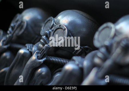 Un détail de la "machine" à la naissance de la sculpture est exposée au Musée HR Giger en Gruyeres, Suisse, le 27 décembre 2011. L'artiste suisse HR Giger est devenu célèbre en deisgning créatures du film 'alien' série. Photo : Fredrik von Erichsen Banque D'Images