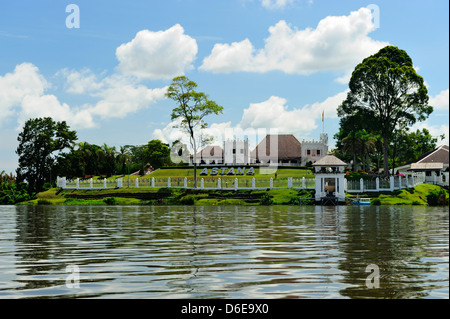 L'Astana Palace sur la rive nord de la rivière Sungai Sarawak à Kuching, Sarawak, Bornéo Banque D'Images