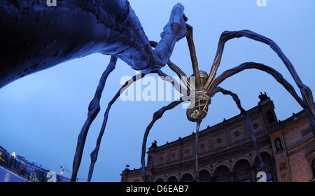 L'araignée sculpture intitulé 'Maman' par la fin de l'artiste et sculpteur français Louise Bourgeois se tient sur l'écran en face de la Kunsthalle de Hambourg, du centre des arts, à Hambourg, Allemagne, 24 janvier 2012. Les 9 mètres de hauteur de la sculpture ressemble à un overzised spider et est constitué d'acier, de bronze et de marbre et fait partie d'une exposition à l'occasion du 100e anniversaire des bourgeois. E Banque D'Images