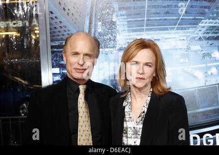 L'acteur américain Ed Harris et sa femme Amy Madigan assister à la première du film "l'homme sur une corniche" au Grauman's Chinese Theatre à Los Angeles, USA, 24 janvier 2012. Photo : Hubert Boesl Banque D'Images