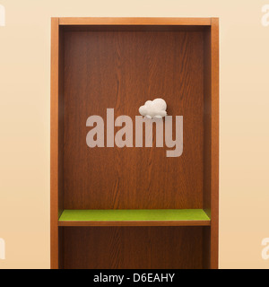 Nuage flottant dans l'étagère vide Banque D'Images