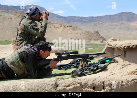 Une équipe de tireurs de l'Armée nationale afghane avec la 6e Kandak d'opérations spéciales fournit la sécurité lors d'une opération de compensation 25 mars 2013 dans le district de Baraki Barak, province de Logar, en Afghanistan. Banque D'Images