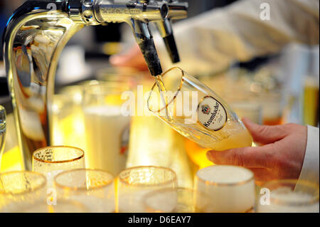 (Dossier) une archive photo datée du 02 février 2011 montre d'être rempli de verre avec de la bière à partir d'un robinet au cours d'une conférence de presse états financiers à Duesseldorf, Allemagne. La brasserie Krombacher parle de l'exercice 2011 lors d'une conférence de presse le 24 janvier 2012. Photo : Jonas Guettler Banque D'Images