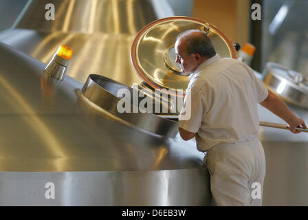 (Dossier) une archive photo datée du 07 février 2008 montre brewer Edgar Thoennissen contrôle de la mash à la brasserie Krombacher à Kreuztal, Allemagne. La brasserie Krombacher parle de l'exercice 2011 lors d'une conférence de presse le 24 janvier 2012. Photo : Bernd Thissen Banque D'Images