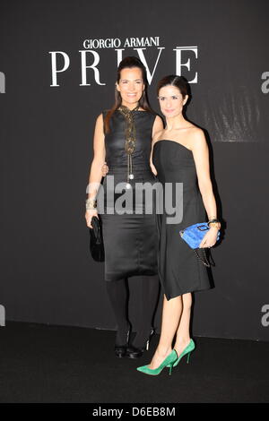 Roberta Armani (L), nièce du designer Italien Armani, et assister à la présentation de d'Armani Privé printemps/été 2012 collection couture pendant la Haute Couture Paris fashion week, à Paris, France, 24 janvier 2012. La Haute Couture Paris fashion week soit jusqu'au 26 janvier 2012. Photo : Hendrik Ballhausen Banque D'Images