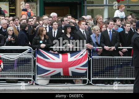 17 avril 2013 Londres, Royaume-Uni. Les partisans de Margaret Thatcher avec l'envers de l'Union, la Baronne Thatcher's Funeral cortège fait son chemin le long de la rue de la flotte en route vers la Cathédrale St Paul Banque D'Images