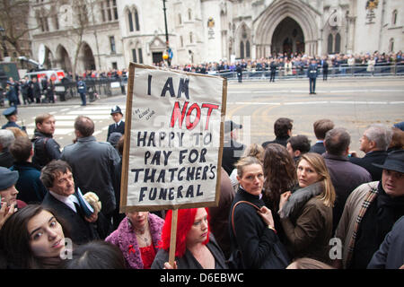 Londres, Royaume-Uni. 17 avril 2013. La cérémonie de funérailles de l'ancien Premier ministre britannique Baroness Thatcher. Parmi la foule des manifestants sur la route de la cérémonie de funérailles de la Baronne Thatcher passer le long de Fleet Street, Londres, Royaume-Uni. Crédit : Jeff Gilbert/Alamy Live News Banque D'Images