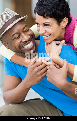 Smiling couple hugging outdoors Banque D'Images