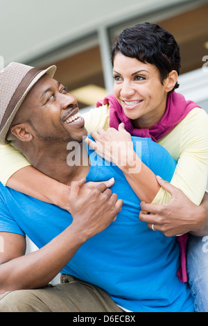 Smiling couple hugging outdoors Banque D'Images