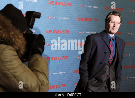 L'acteur britannique Gary Oldman assiste à la première du film 'Tinker Tailor Soldier Spy' au KINO INTERNATIONAL à Berlin, Allemagne, 24 janvier 2012. Le film sera en règle générale publié le 02 février 2012. Photo : Jens Kalaene Banque D'Images