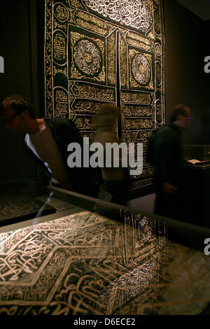 Le rideau de la porte de la Kaaba de La Mecque du xxe siècle est exposé dans le Musée de Pergame à Berlin, Allemagne, 25 janvier 2012. La figure appartient à l'exposition "Les routes d'Arabie. Trésors archéologiques de l'Arabie saoudite", qui est ouvert jusqu'au 09 avril 2012. Photo : STEPHANIE PILICK Banque D'Images